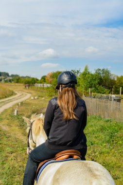 genç bir kadın arkadan bir görünüm coun at sırtında closeup