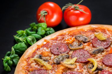 closeup mantar, peynir, fesleğen ve sosis siyah bir arka plan (sığ Dof lezzetli pizza)