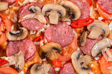 closeup lezzetli pizza domates, mantar, sosis, fesleğen ve biber ile