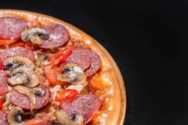 closeup mantar, jambon ve turşu siyah bir arka plan (sığ Dof lezzetli pizza)