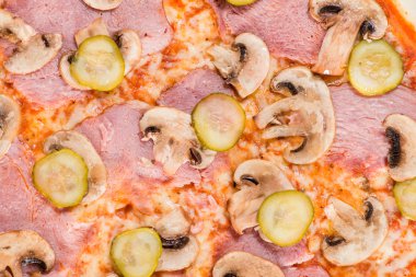 mantar, jambon ve turşu bir peynir ve domates tabanlı lezzetli pizza Close-Up