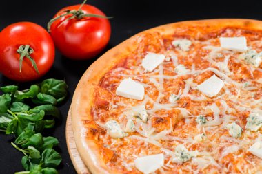 lezzetli Pizza peyniri üzerinde farklı tipleri ile yakın çekim bir 