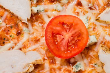 Domates peynir farklı tipleri ile pizza içinde closeup