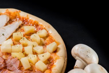 closeup lezzetli pizza domates, mantar, sosis, fesleğen ve 