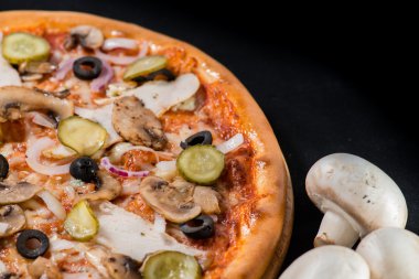 closeup mantar, jambon ve turşu siyah b lezzetli pizza