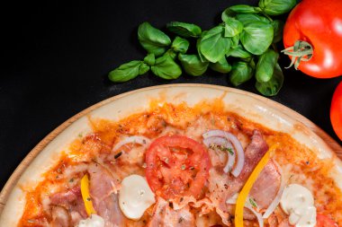 closeup lezzetli pizza domates, peynir, fesleğen ve bir bl jambon ile