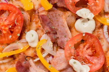 closeup lezzetli pizza domates, peynir, fesleğen ve bir bl jambon ile
