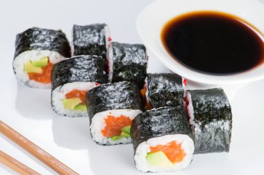 closeup suşi nori somon ve avokado pirzola ile sarılmış