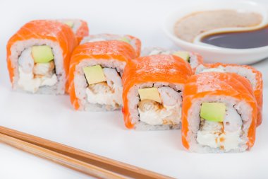 Philadelphia rulo suşi Soya soslu beyaz bir tabağa (sığ