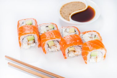 Philadelphia rulo suşi Soya soslu beyaz bir tabağa (sığ