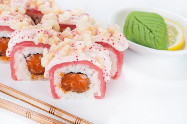 portre rulo suşi yemek çubukları ve wasabi (sığ Dof)