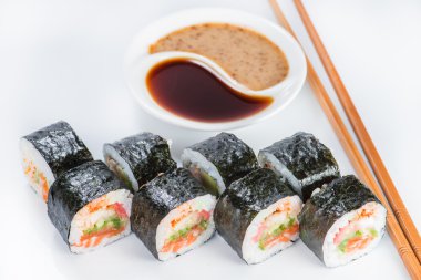 portre rulo suşi yemek çubukları ve soya sosu (sığ Dof)