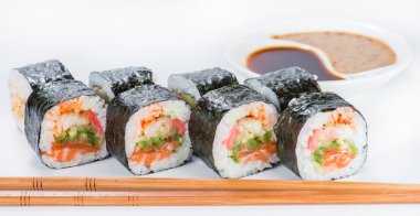 portre rulo suşi yemek çubukları ve soya sosu (sığ Dof)