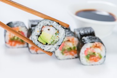 Bir sopa üzerinde bir arka plan rulo suşi