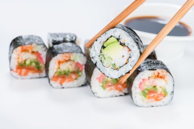 Bir sopa üzerinde bir arka plan rulo suşi