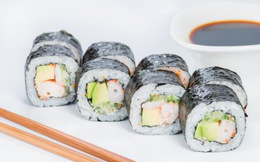 portre rulo suşi yemek çubukları ve soya sosu (sığ Dof)