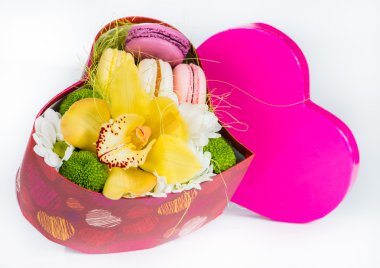 Hediye kutusu çiçek ve acıbadem kurabiyesi pasta şeklinde closeup 