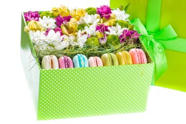 Hediye kutusu çiçek ve acıbadem kurabiyesi pasta (sığ Dof closeup,