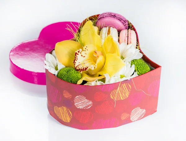 Primer plano de la caja de regalo con flores y pastel de macarrones (DOF poco profundo ) — Foto de Stock