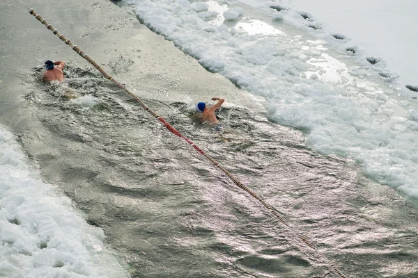 Eisschwimmen, Schwimmwettkämpfe im Winter im Freien an einem zugefrorenen See. Extremsport. — Stockfoto