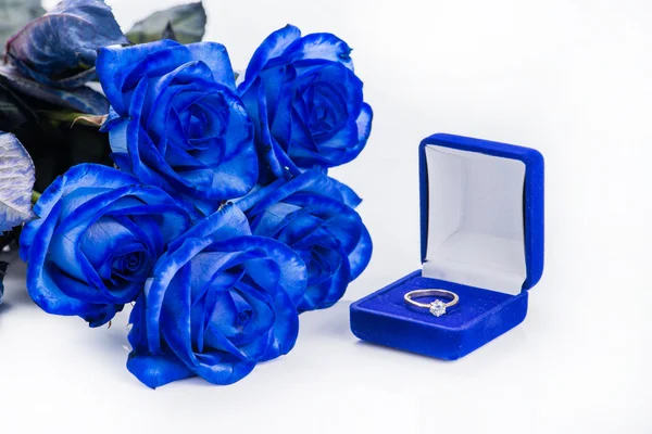 Goldener Verlobungsring in blauer Samtbox und blauer Rose (flacher) — Stockfoto