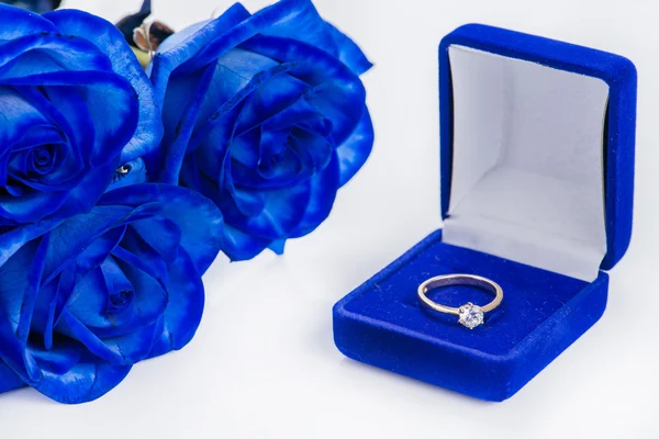 Goldener Verlobungsring in blauer Samtbox und blauer Rose (flacher) — Stockfoto