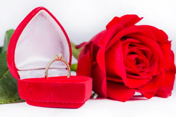 Nahaufnahme von roter Rose und rotem Samt Box mit goldenem Ring (flache dof) — Stockfoto