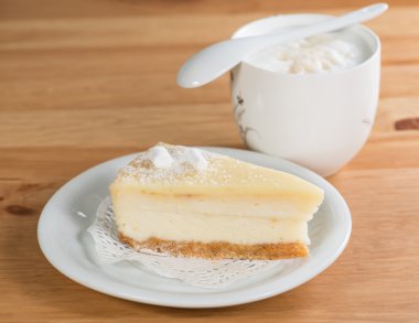 Ahşap arka plan (lar üzerinde masada tabakta lezzetli peynirli kek