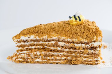 Lezzetli tatlım pasta plaka ile dekoratif arı (sığ Dof üzerinde)