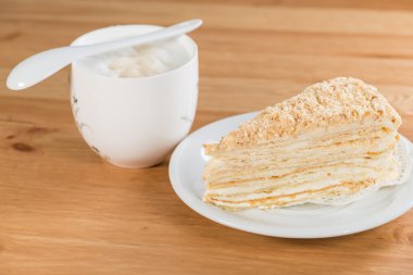 Lezzetli pasta plaka ahşap arka plan üzerinde tablo üzerinde