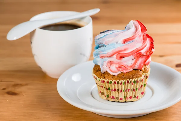 Cake on a saucer with a coffee on a wooden background (shallow D — Stock Photo, Image