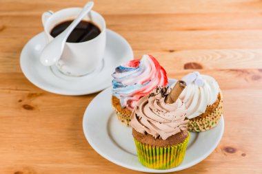 ahşap arka plan (sığ bir kahve ile bir daire üzerinde kek 