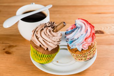 ahşap arka plan (sığ bir kahve ile bir daire üzerinde kek 