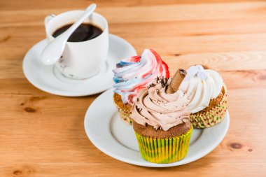 ahşap arka plan (sığ bir kahve ile bir daire üzerinde kek 