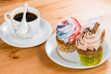 ahşap arka plan (sığ bir kahve ile bir daire üzerinde kek 