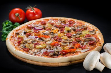 closeup mantar, jambon ve turşu siyah b lezzetli pizza