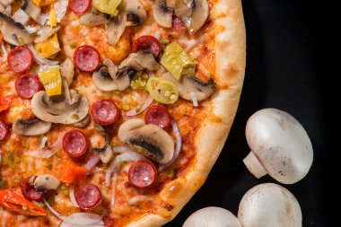 closeup lezzetli pizza domates, mantar, sosis, fesleğen ve 