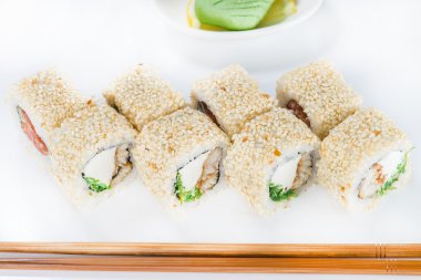 Yılan balığı, Philadelphia peynir ve chuki PR ile Japon suşi