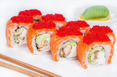 Japon suşi somon ve uçan balık balık yumurtası (sığ closeup