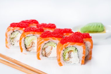 Japon suşi somon ve uçan balık balık yumurtası (sığ closeup