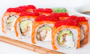 Japon suşi somon ve uçan balık balık yumurtası (sığ closeup