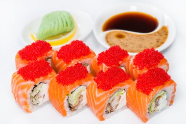 Japon suşi somon ve uçan balık balık yumurtası (sığ closeup