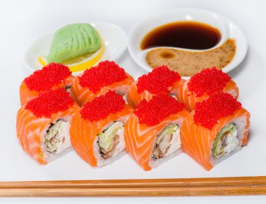 Japon suşi somon ve uçan balık balık yumurtası (sığ closeup