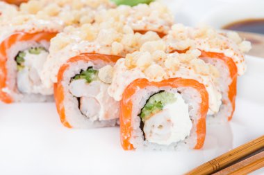 Japon suşi somon ve yengeç eti (sığ Dof soslu)