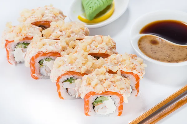 Saumon sushi japonais et chair de crabe avec sauce (DOF peu profond). wa — Photo