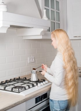 Genç sarışın kız bir Türk kahve yapayım