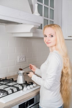 Genç sarışın kız bir Türk kahve yapayım