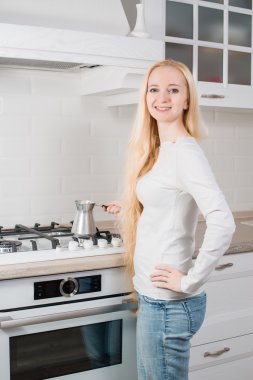 Genç sarışın kız yapmak kahve cezve (turk)