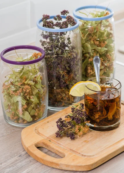 Bio kruiden thee van linden, Origanum en hypericum met warme kop — Stockfoto