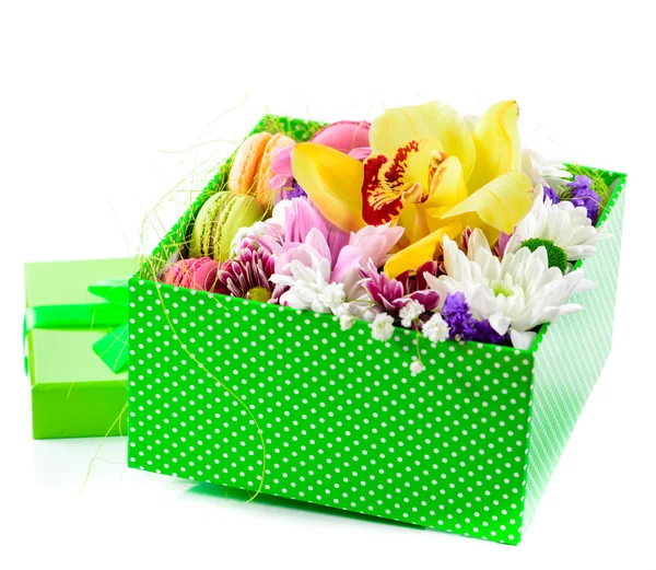 Primer plano de Flores y macarrones en una caja. Profundidad superficial de fiel — Foto de Stock